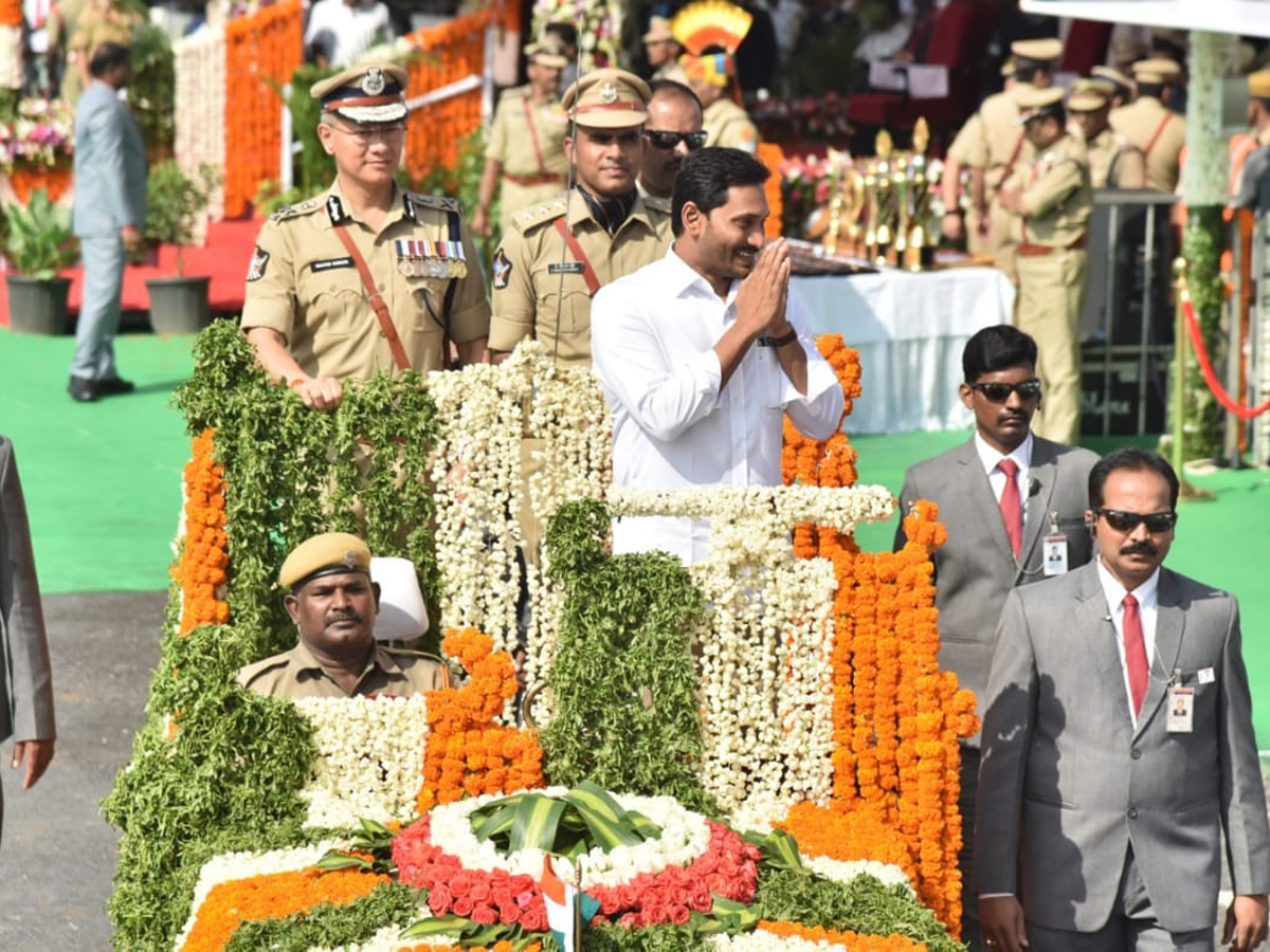 CM YS Jagan hoists national flag at Indira Gandhi stadium Photo Gallery - Sakshi30