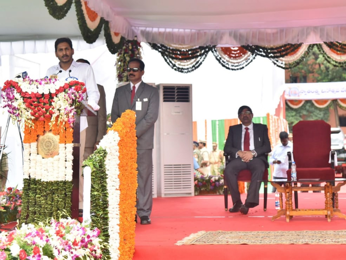 CM YS Jagan hoists national flag at Indira Gandhi stadium Photo Gallery - Sakshi4