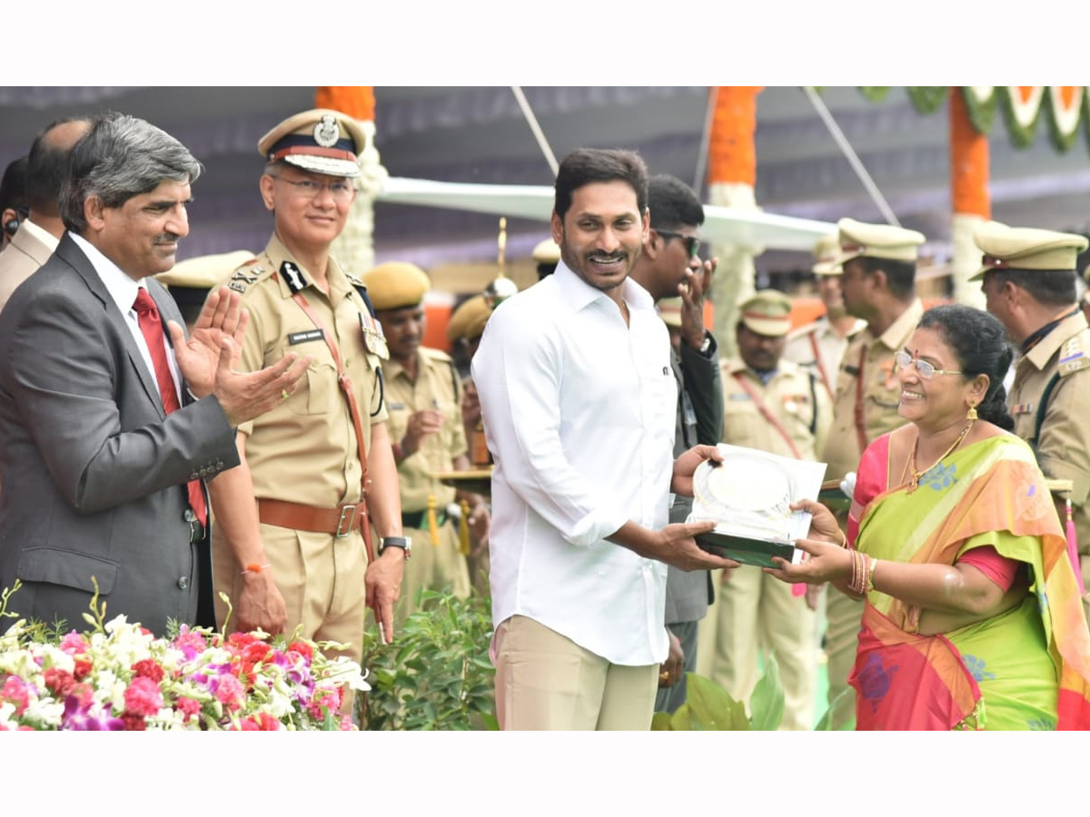 CM YS Jagan hoists national flag at Indira Gandhi stadium Photo Gallery - Sakshi31