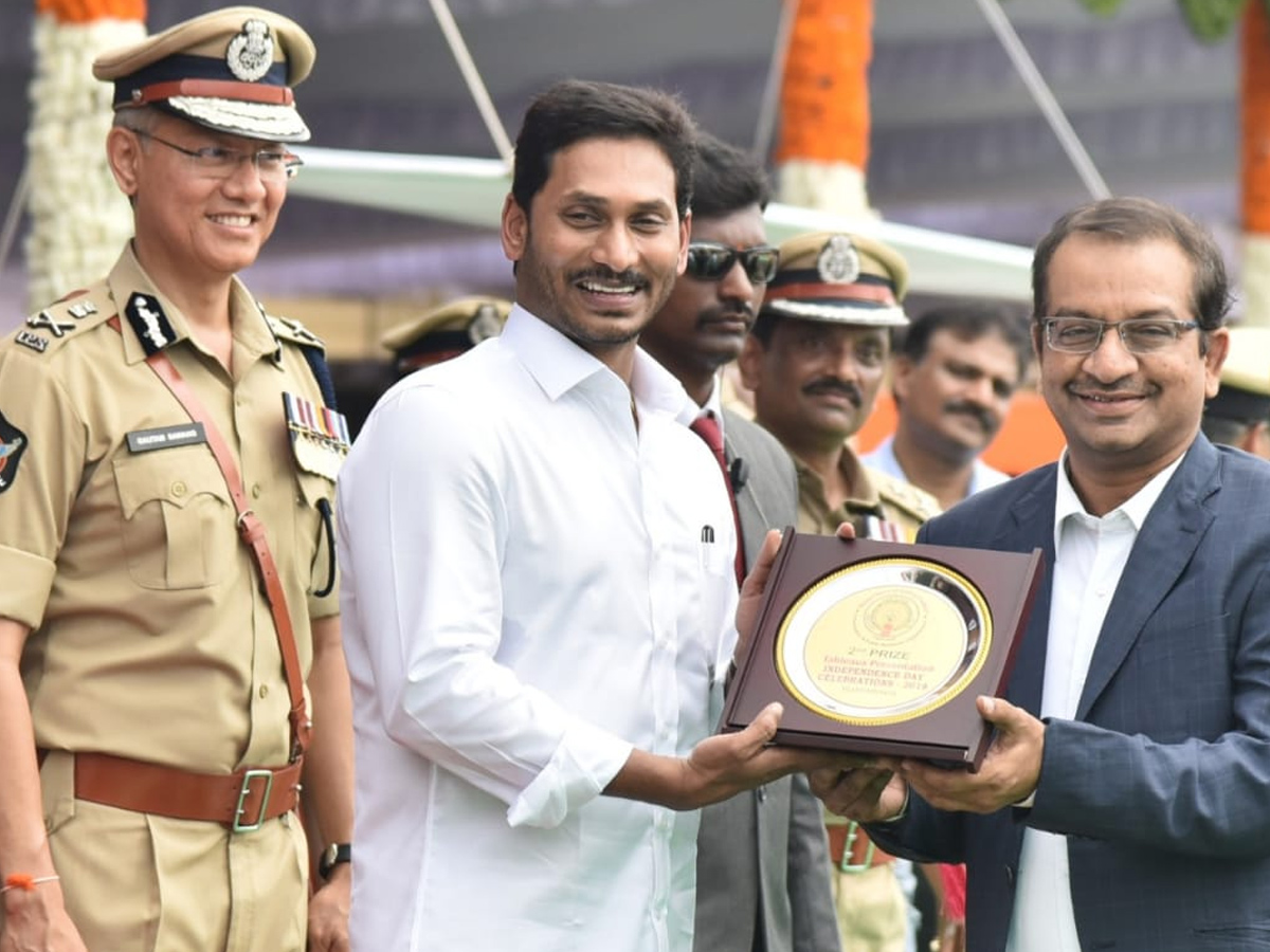 CM YS Jagan hoists national flag at Indira Gandhi stadium Photo Gallery - Sakshi32