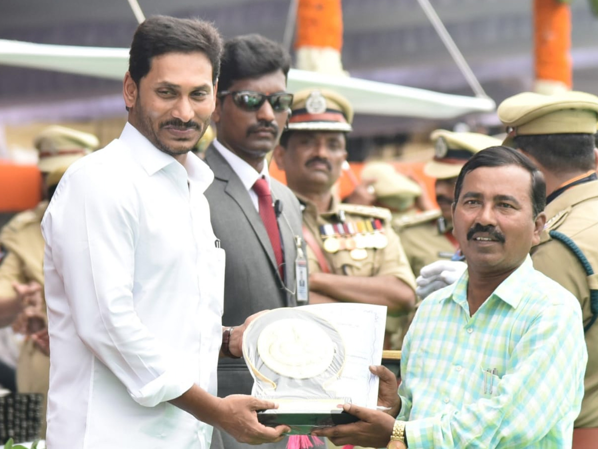 CM YS Jagan hoists national flag at Indira Gandhi stadium Photo Gallery - Sakshi33