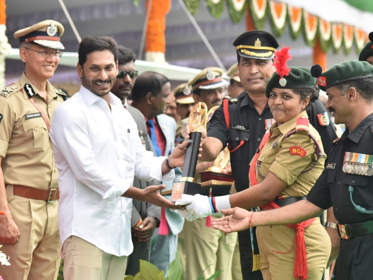 CM YS Jagan hoists national flag at Indira Gandhi stadium Photo Gallery - Sakshi34