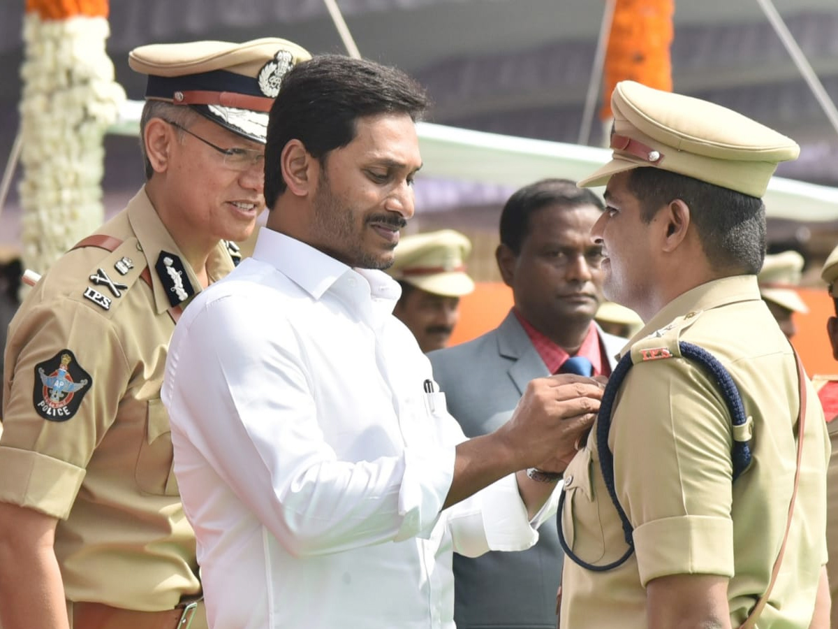 CM YS Jagan hoists national flag at Indira Gandhi stadium Photo Gallery - Sakshi5