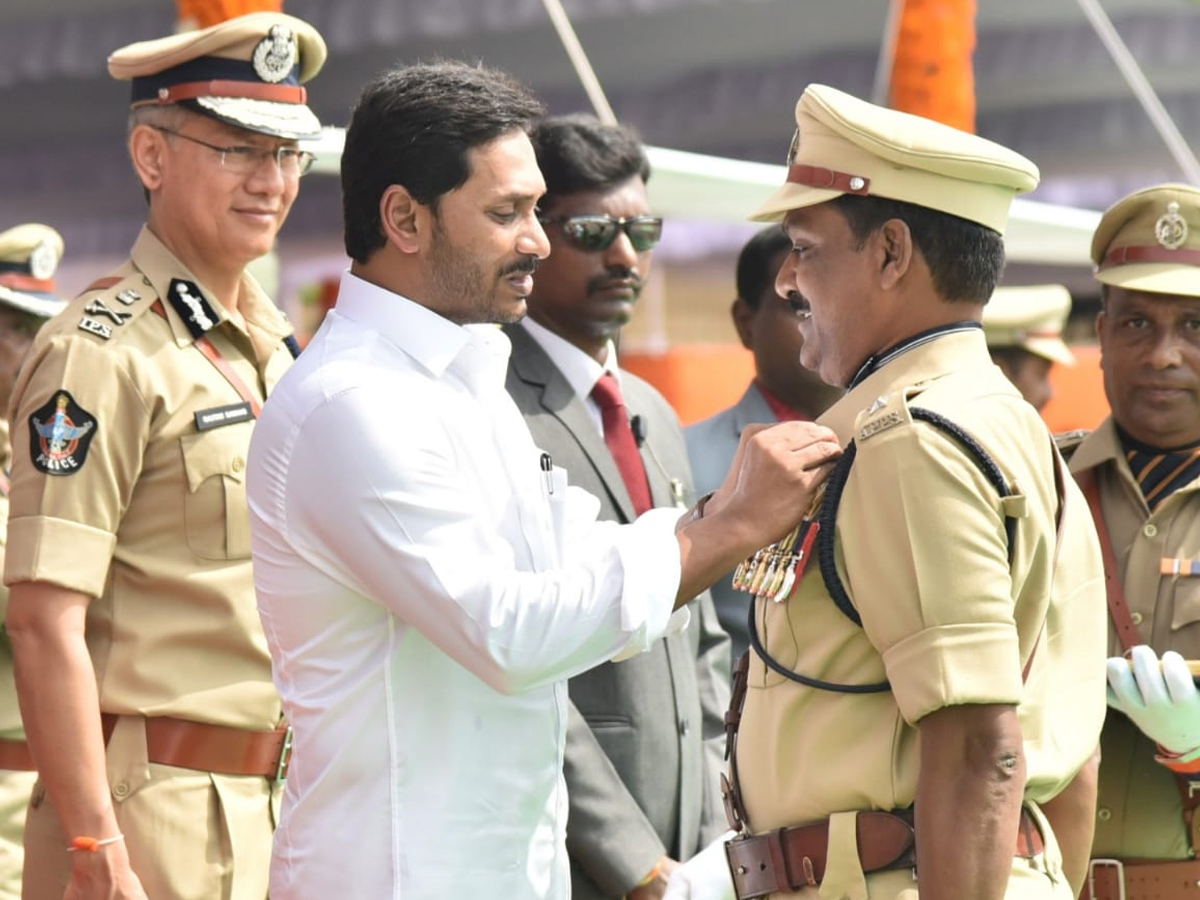 CM YS Jagan hoists national flag at Indira Gandhi stadium Photo Gallery - Sakshi6