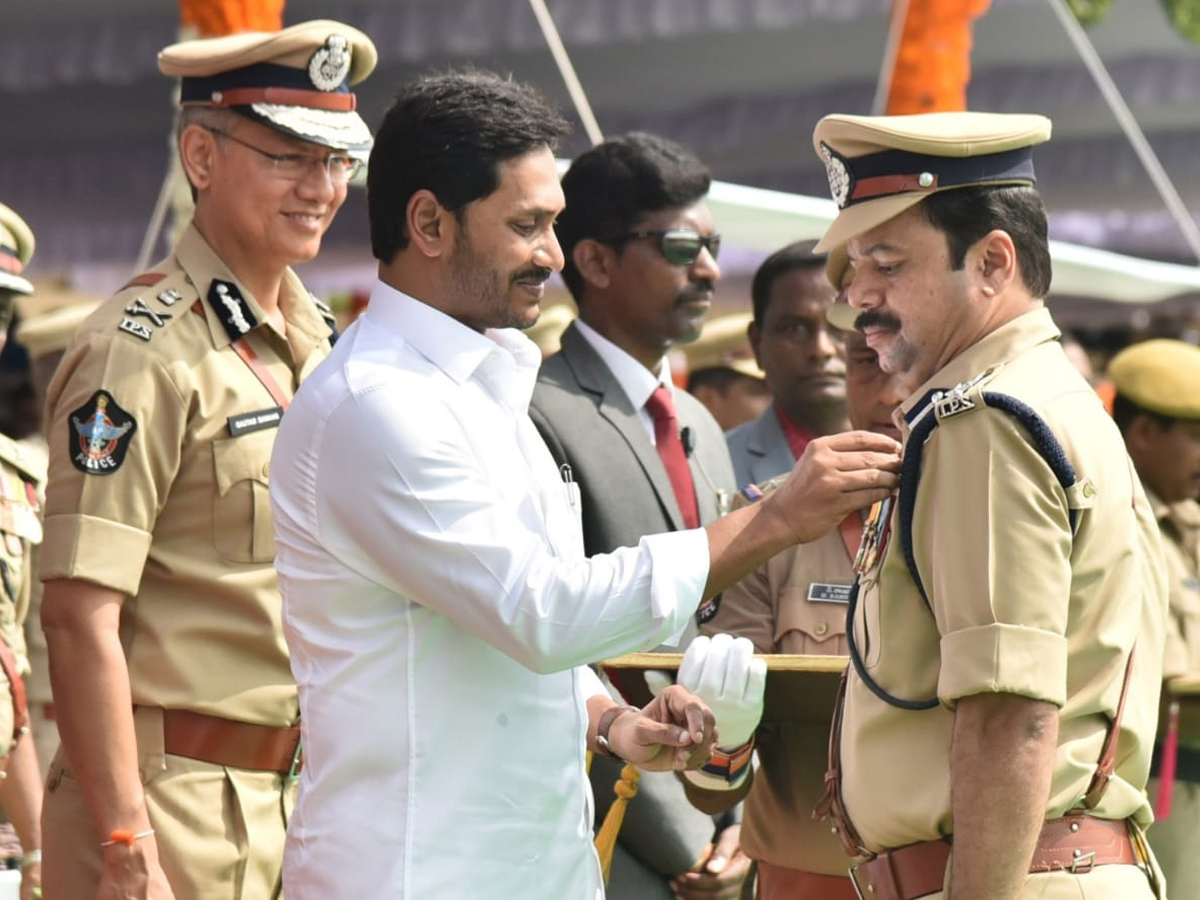 CM YS Jagan hoists national flag at Indira Gandhi stadium Photo Gallery - Sakshi7