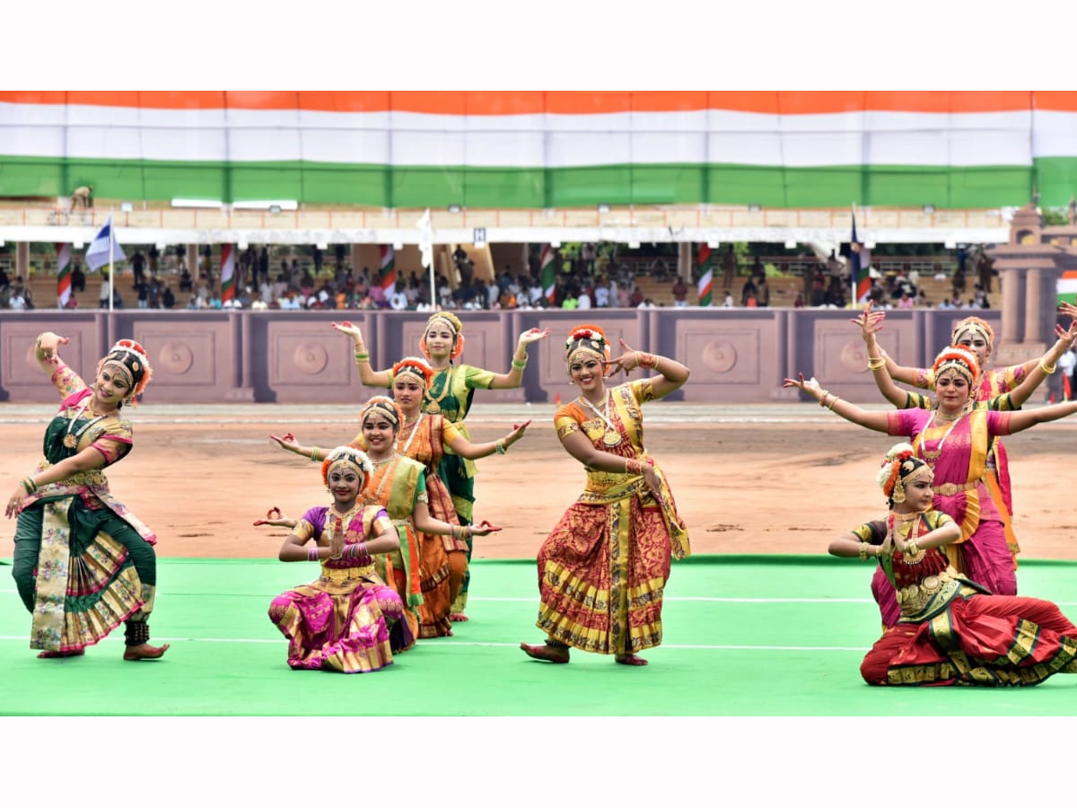 CM YS Jagan hoists national flag at Indira Gandhi stadium Photo Gallery - Sakshi8