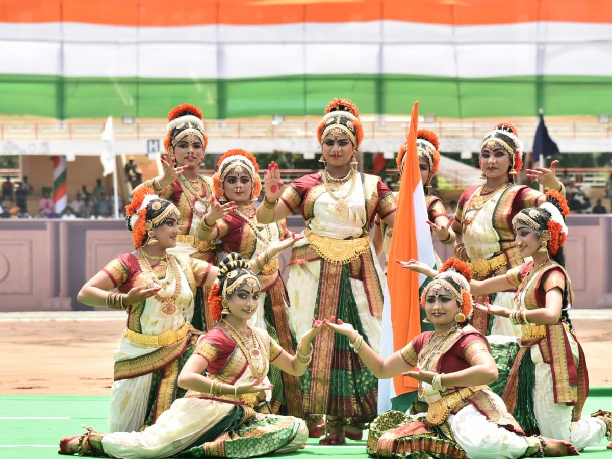 CM YS Jagan hoists national flag at Indira Gandhi stadium Photo Gallery - Sakshi9