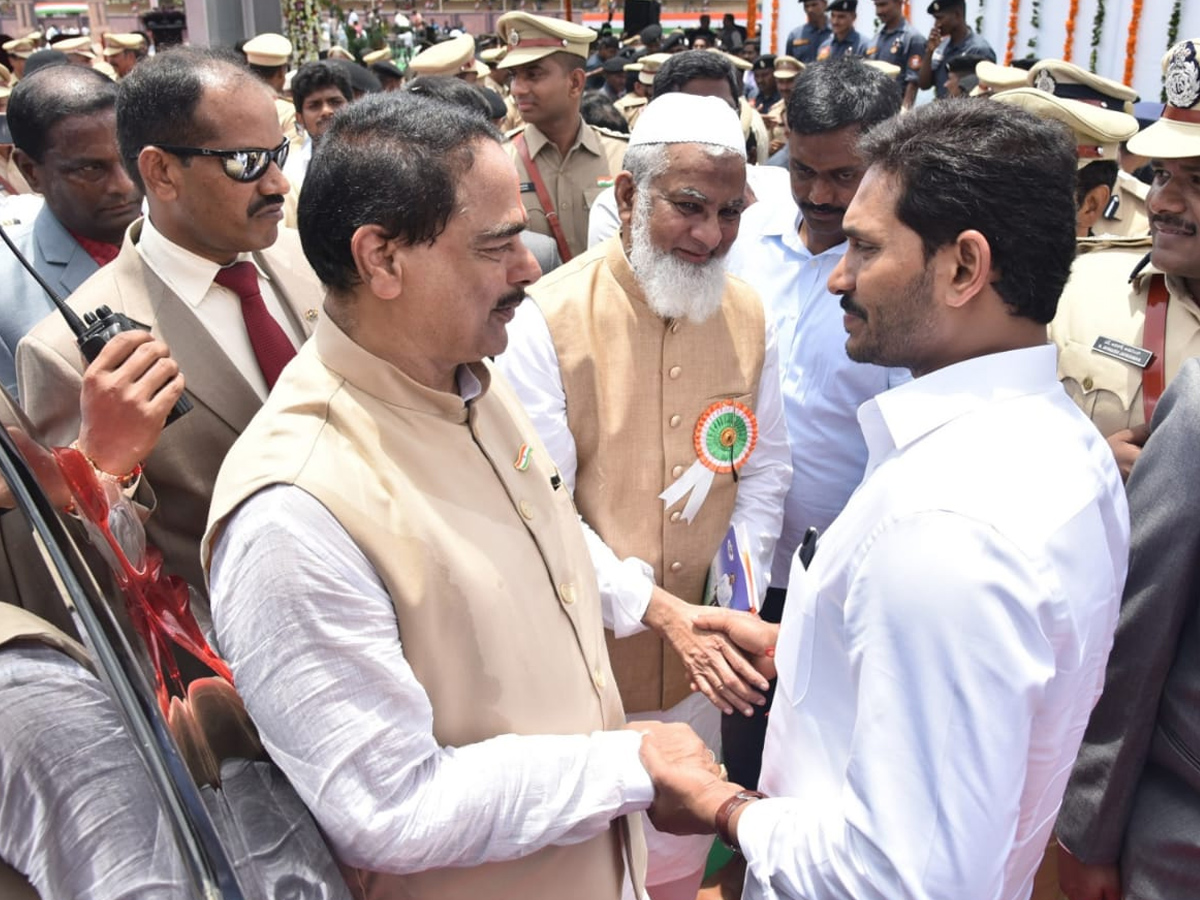 CM YS Jagan hoists national flag at Indira Gandhi stadium Photo Gallery - Sakshi10