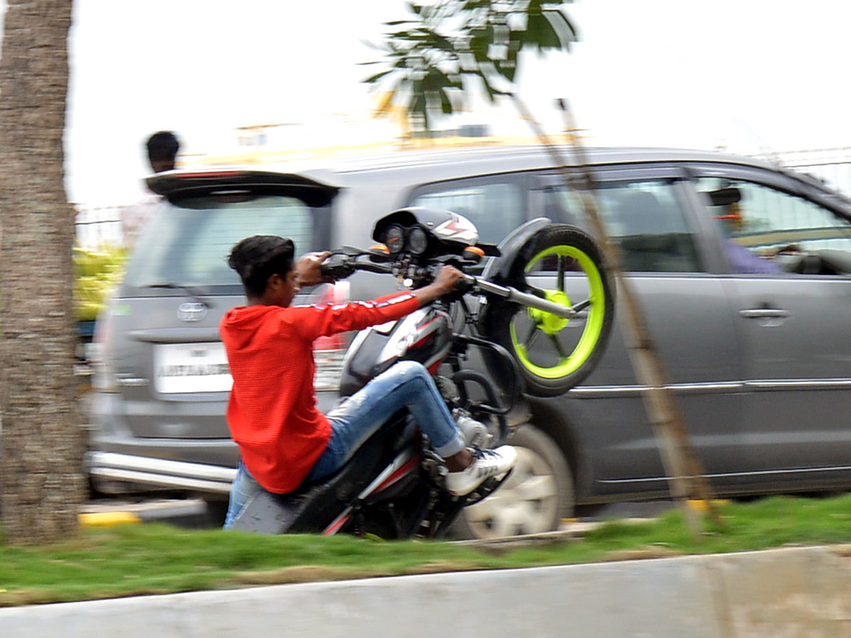 Vintage Car Exhibition at Lumbini Park Photo Gallery - Sakshi17