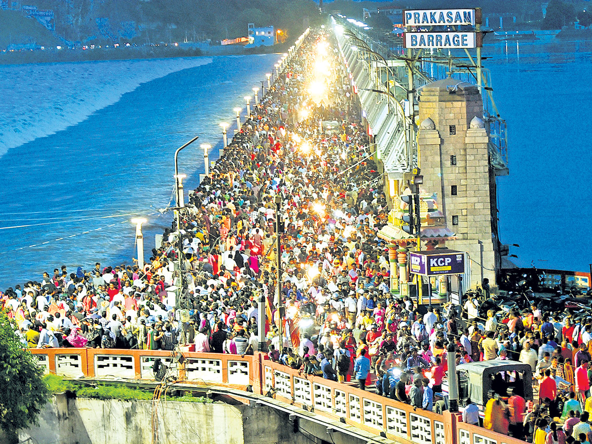 Huge Crowd At Prakasam Barrage Krishna Flood Photo Gallery - Sakshi1