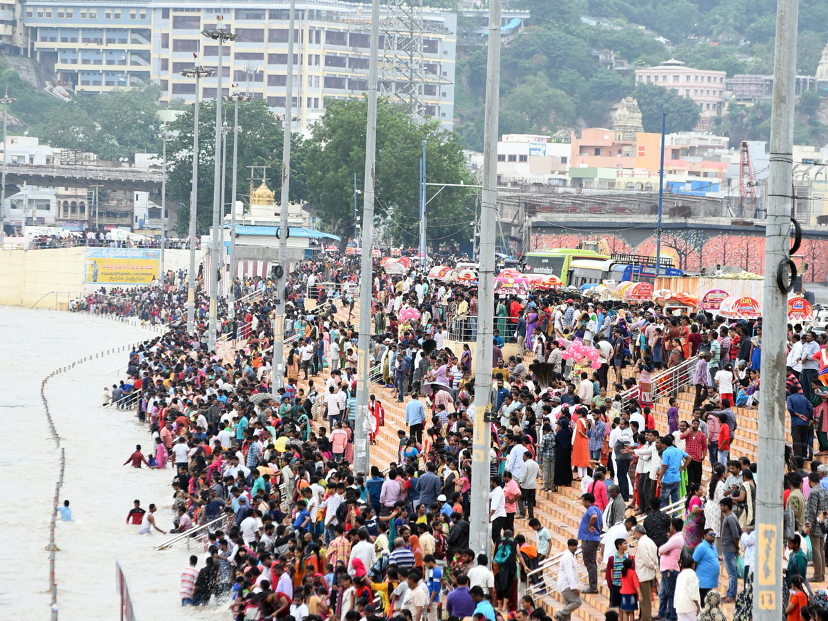 Huge Crowd At Prakasam Barrage Krishna Flood Photo Gallery - Sakshi10