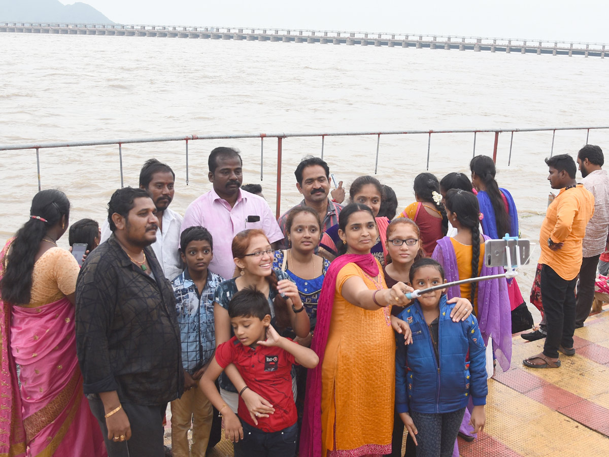 Huge Crowd At Prakasam Barrage Krishna Flood Photo Gallery - Sakshi11