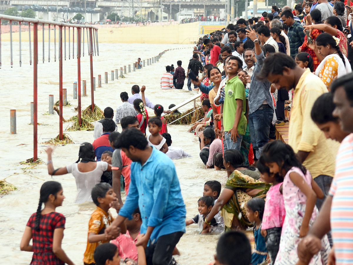 Huge Crowd At Prakasam Barrage Krishna Flood Photo Gallery - Sakshi12