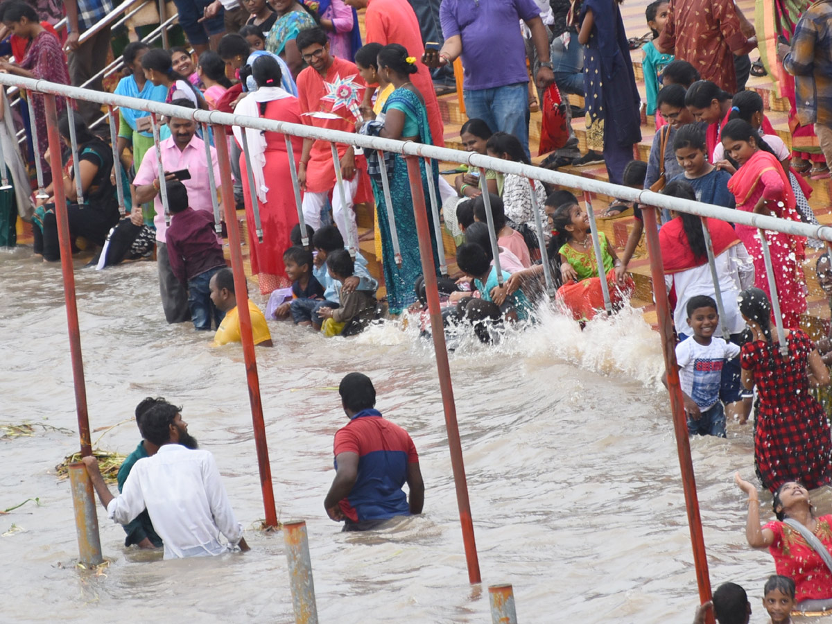 Huge Crowd At Prakasam Barrage Krishna Flood Photo Gallery - Sakshi13