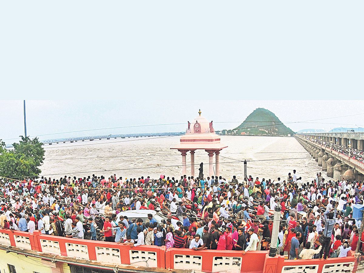 Huge Crowd At Prakasam Barrage Krishna Flood Photo Gallery - Sakshi3