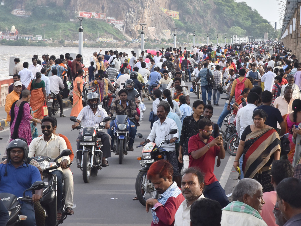 Huge Crowd At Prakasam Barrage Krishna Flood Photo Gallery - Sakshi4