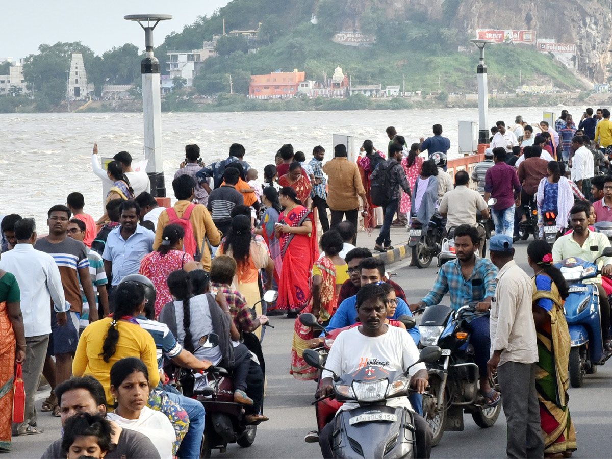 Huge Crowd At Prakasam Barrage Krishna Flood Photo Gallery - Sakshi5