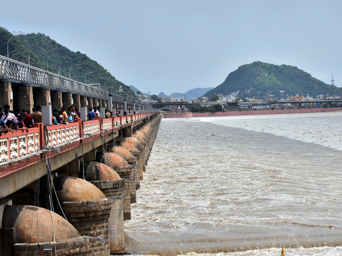 Huge Crowd At Prakasam Barrage Krishna Flood Photo Gallery - Sakshi6