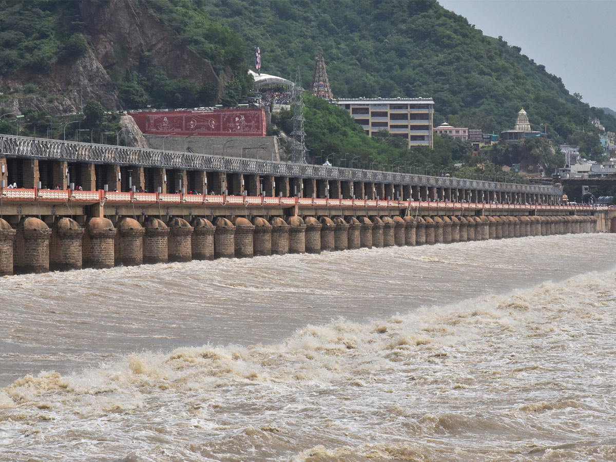 Huge Crowd At Prakasam Barrage Krishna Flood Photo Gallery - Sakshi7