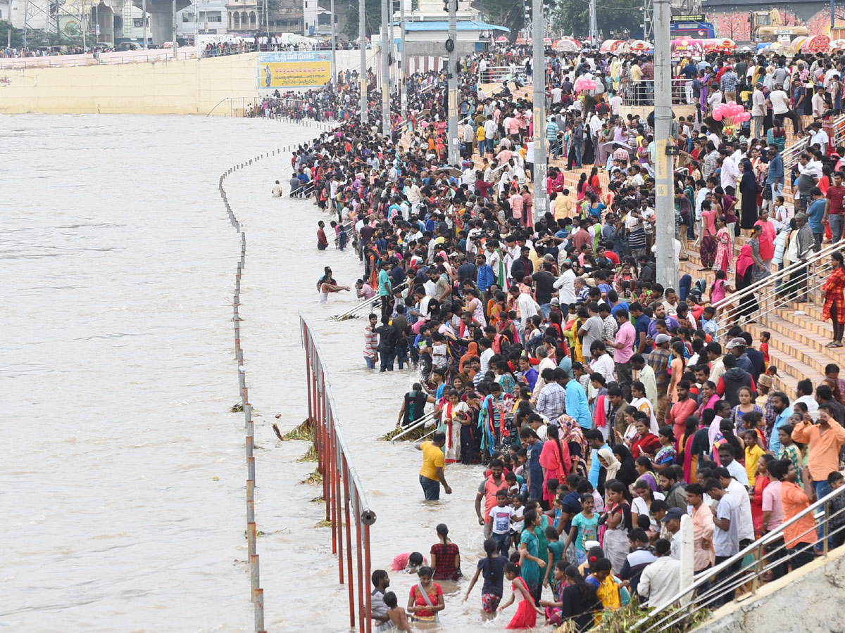 Huge Crowd At Prakasam Barrage Krishna Flood Photo Gallery - Sakshi9