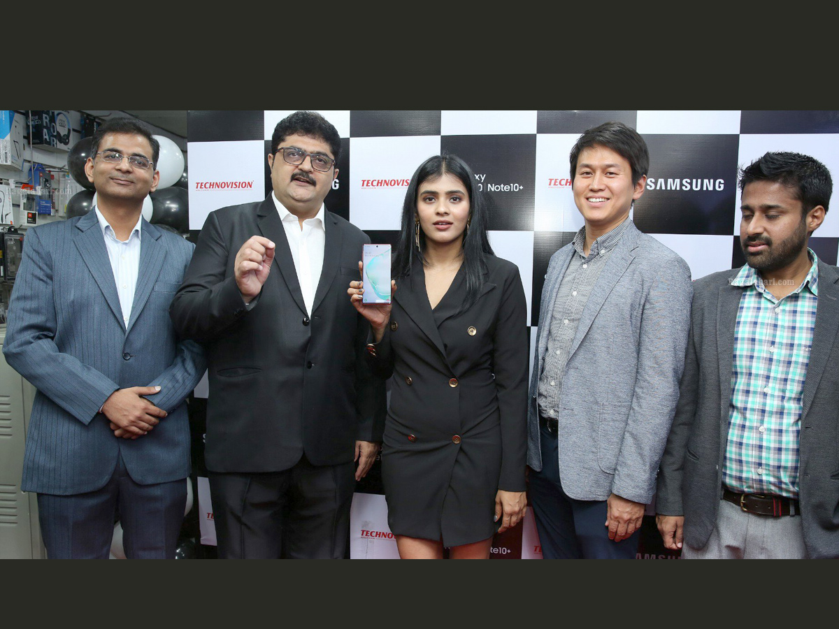  Hebah Patel Launches Samsung Galaxy Note 10 at Technovision Mobile Store Photo Gallery - Sakshi5