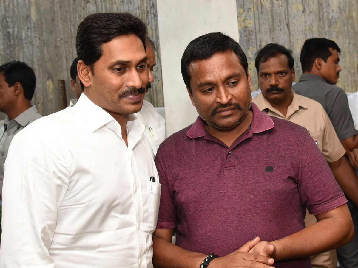 CM Ys Jagan Pays Condolences Mahalakshmamma Photo Gallery - Sakshi2