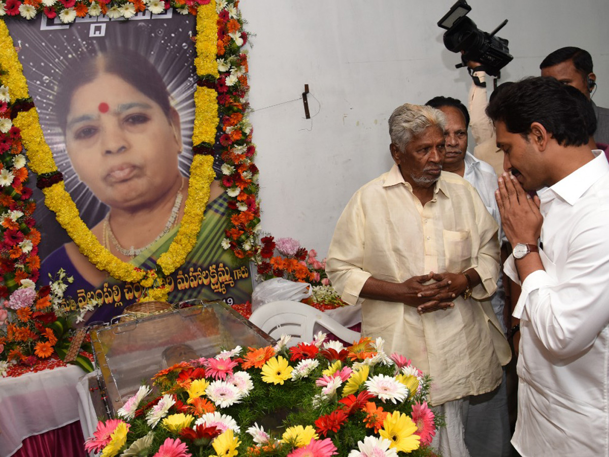 CM Ys Jagan Pays Condolences Mahalakshmamma Photo Gallery - Sakshi3