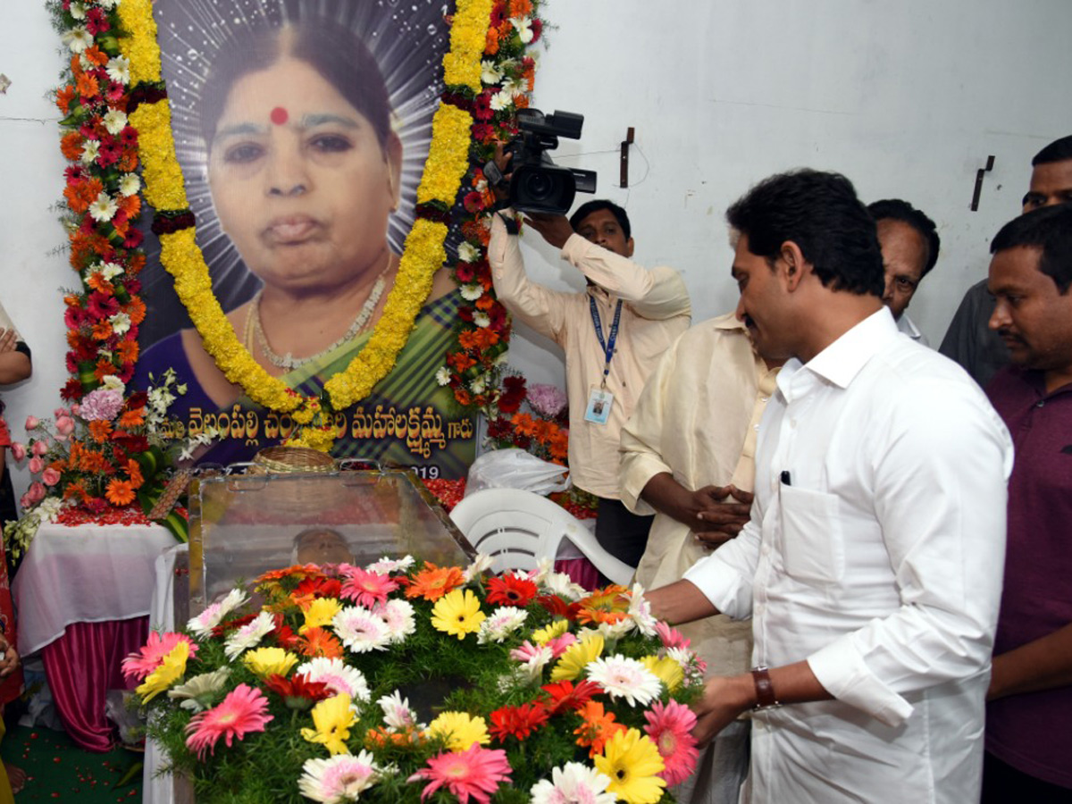 CM Ys Jagan Pays Condolences Mahalakshmamma Photo Gallery - Sakshi4