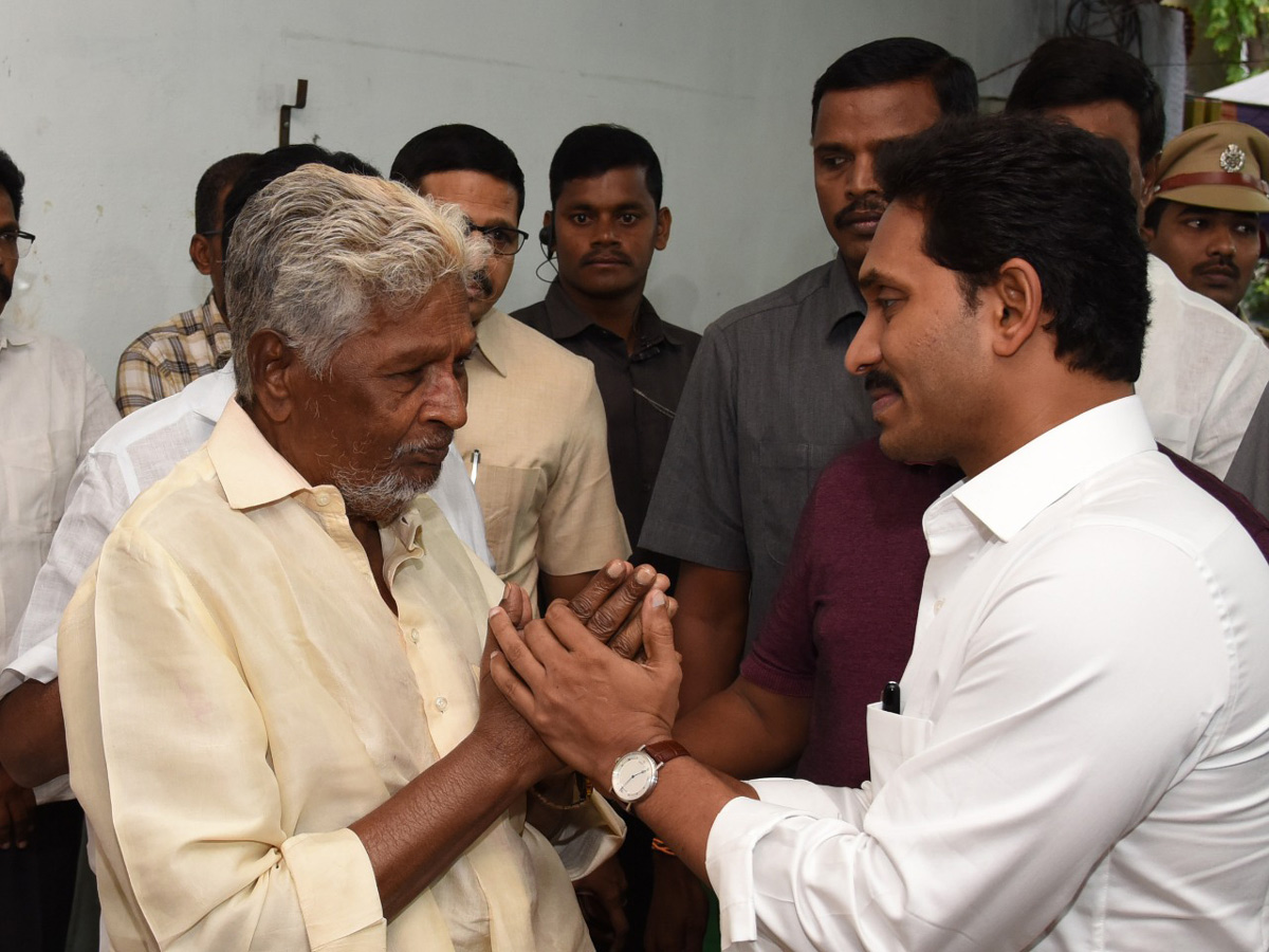 CM Ys Jagan Pays Condolences Mahalakshmamma Photo Gallery - Sakshi5