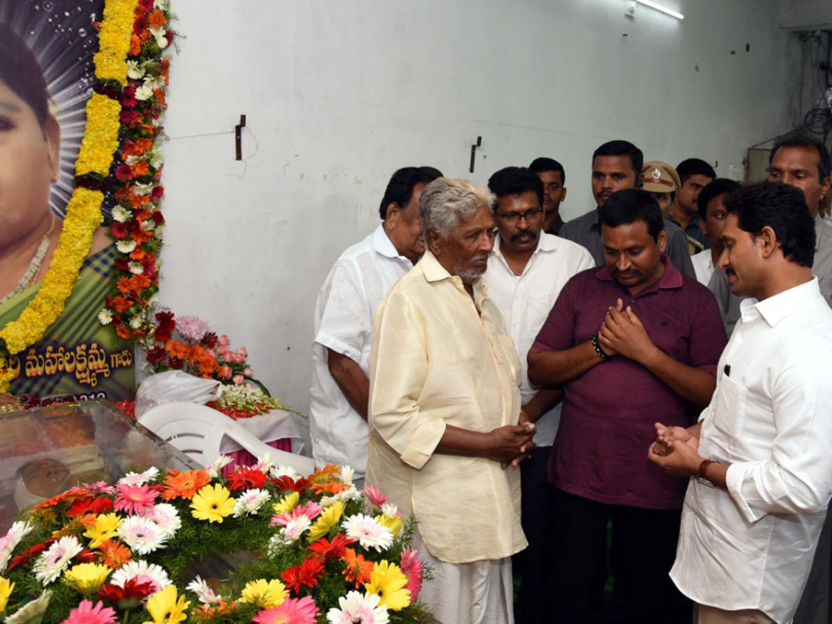 CM Ys Jagan Pays Condolences Mahalakshmamma Photo Gallery - Sakshi6