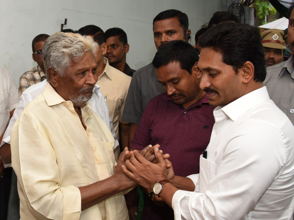 CM Ys Jagan Pays Condolences Mahalakshmamma Photo Gallery - Sakshi7