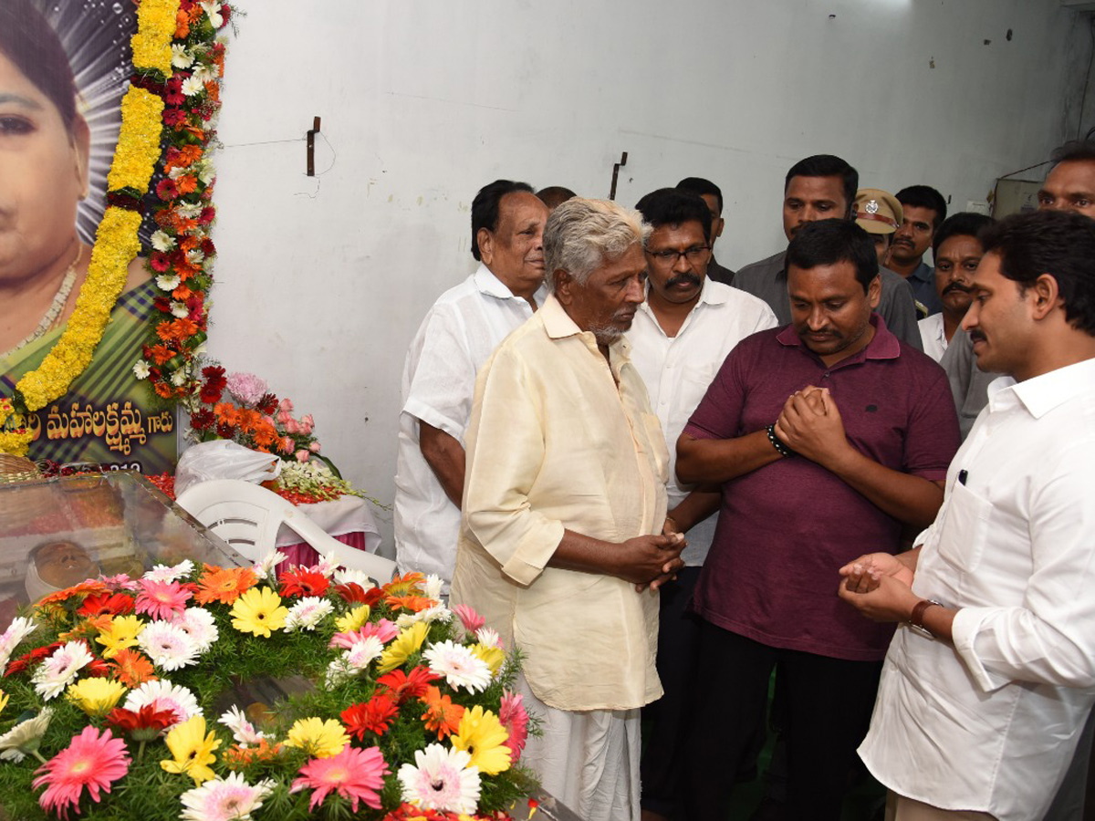 CM Ys Jagan Pays Condolences Mahalakshmamma Photo Gallery - Sakshi8