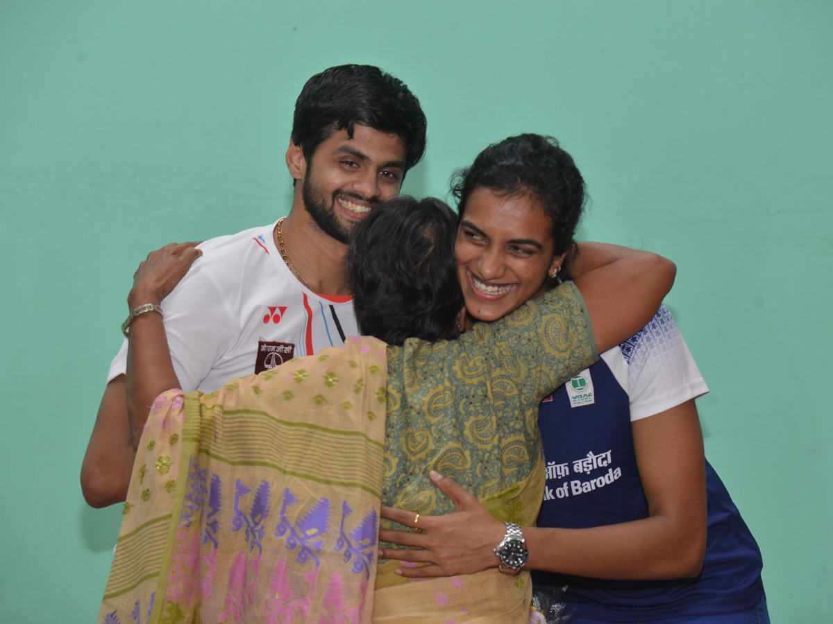 PV Sindhu With Pullela Gopichand Press Meet Photo Gallery - Sakshi4