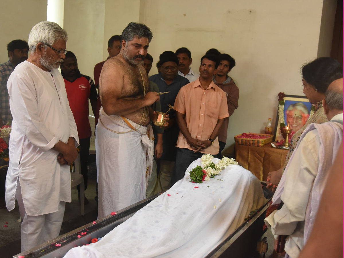 Celebrities pay tribute to actor Devadas Kanakala Photo Gallery - Sakshi11