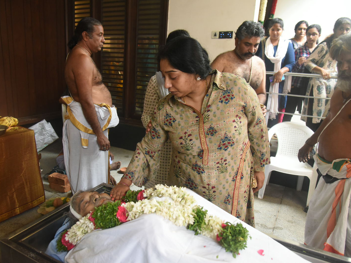 Celebrities pay tribute to actor Devadas Kanakala Photo Gallery - Sakshi13