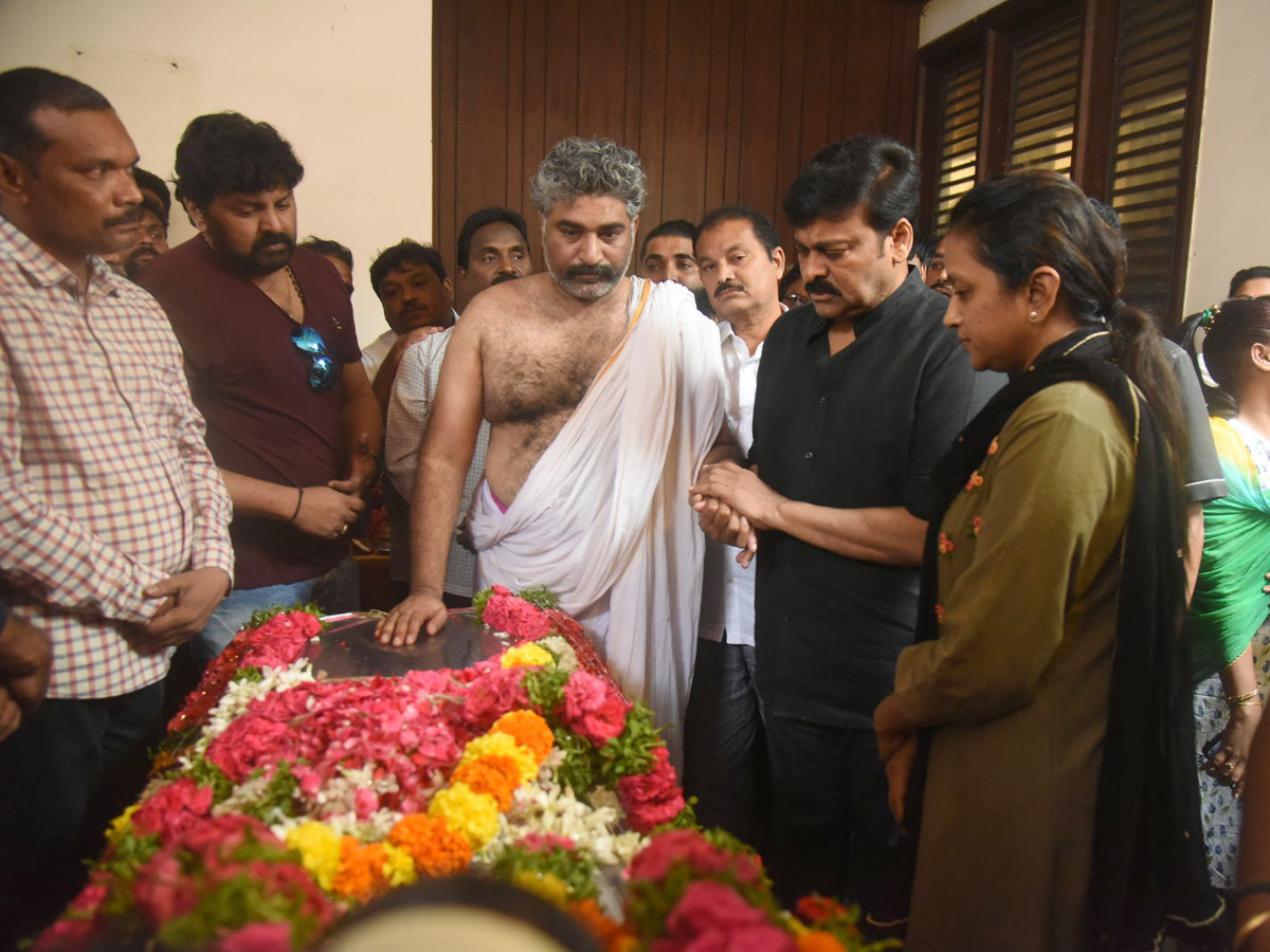 Celebrities pay tribute to actor Devadas Kanakala Photo Gallery - Sakshi22