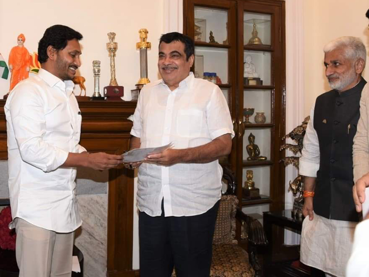 CM YS Jagan meets President Ramnath Kovind Photo Gallery - Sakshi4