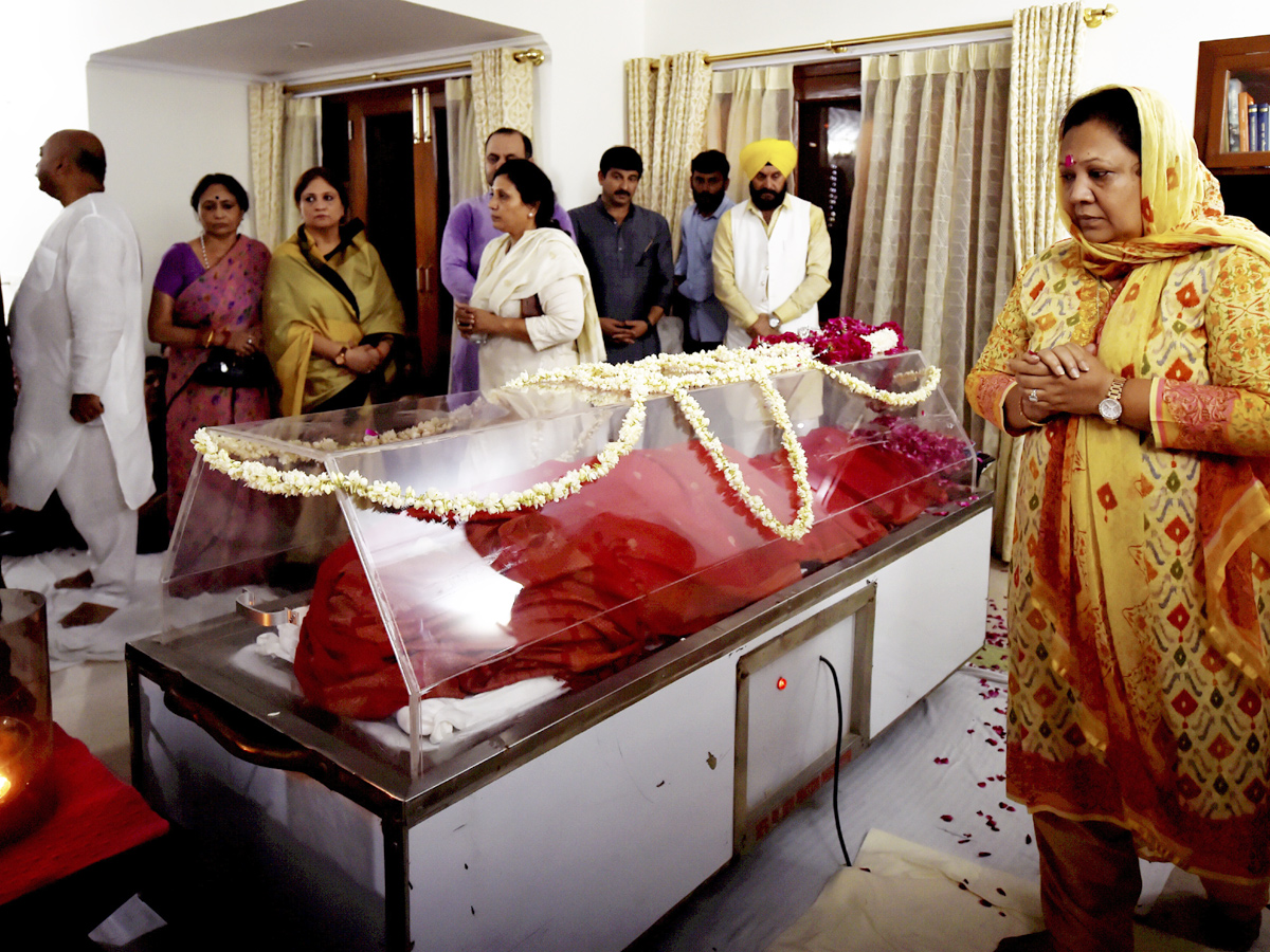 political Leaders Pay Tribute to Sushma Swaraj Photo Gallery - Sakshi3