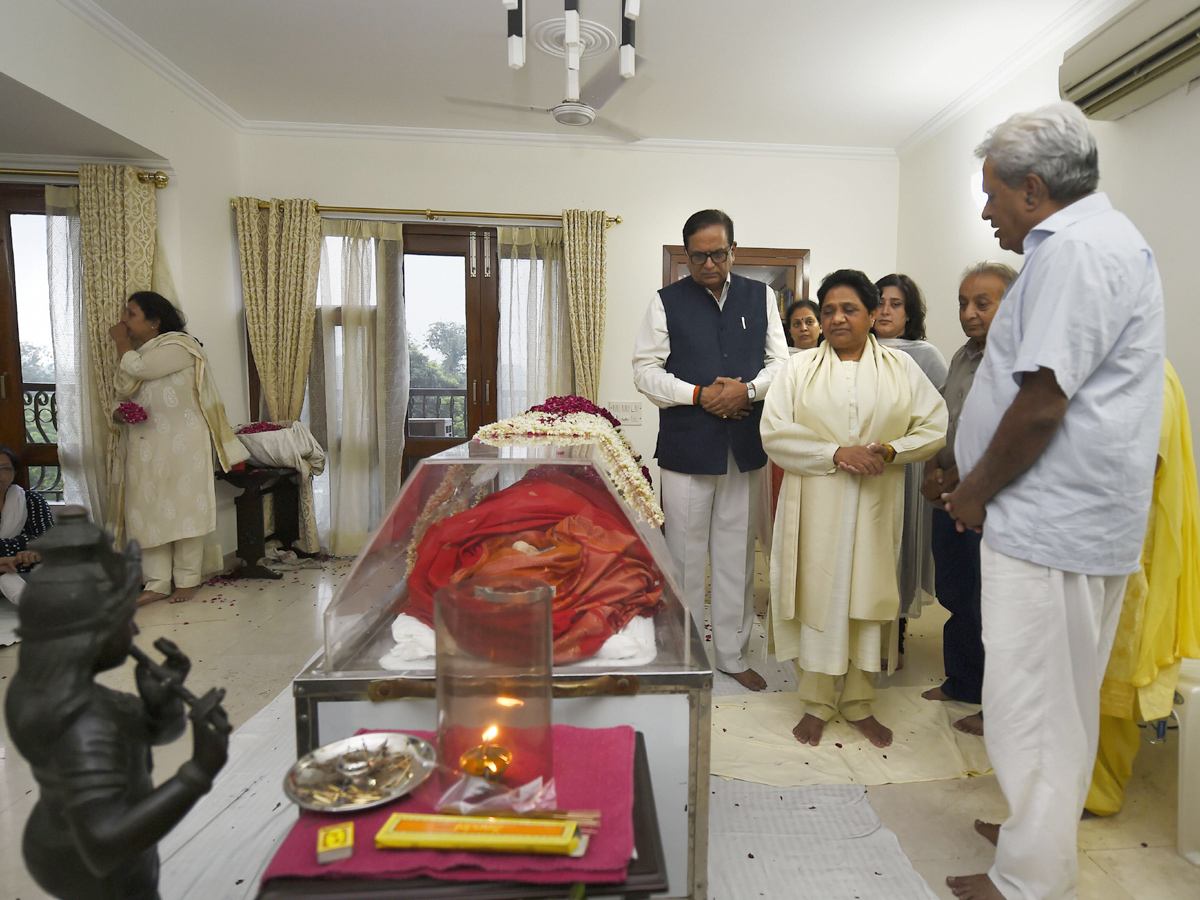 political Leaders Pay Tribute to Sushma Swaraj Photo Gallery - Sakshi11