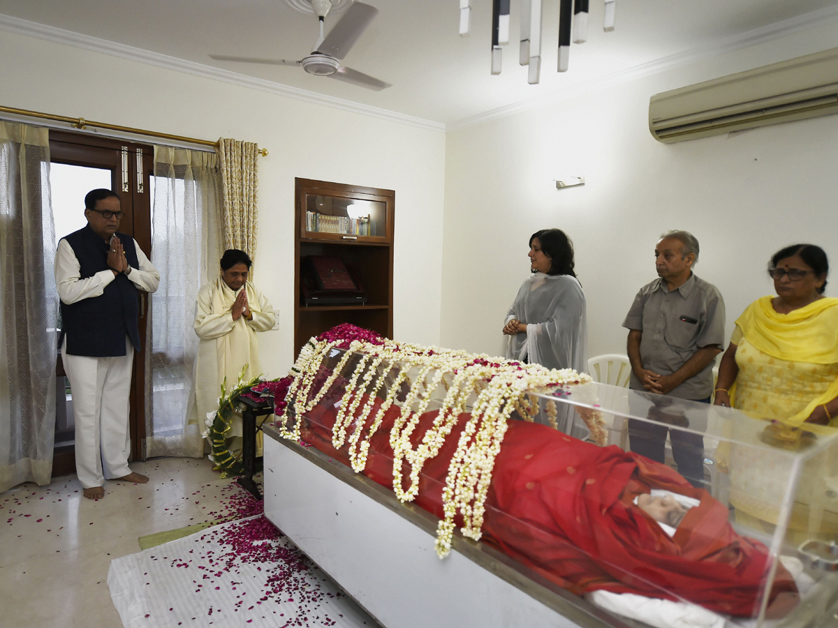 political Leaders Pay Tribute to Sushma Swaraj Photo Gallery - Sakshi14