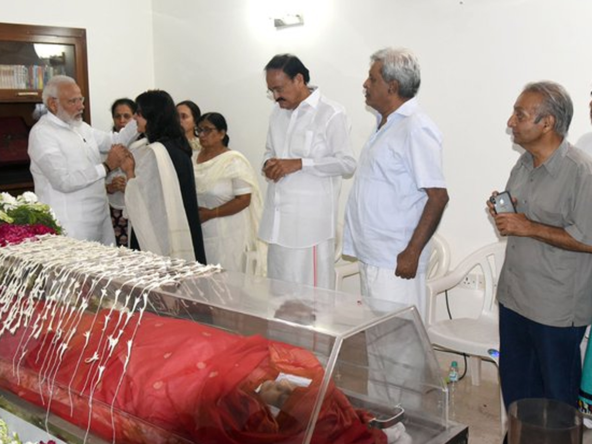 political Leaders Pay Tribute to Sushma Swaraj Photo Gallery - Sakshi16