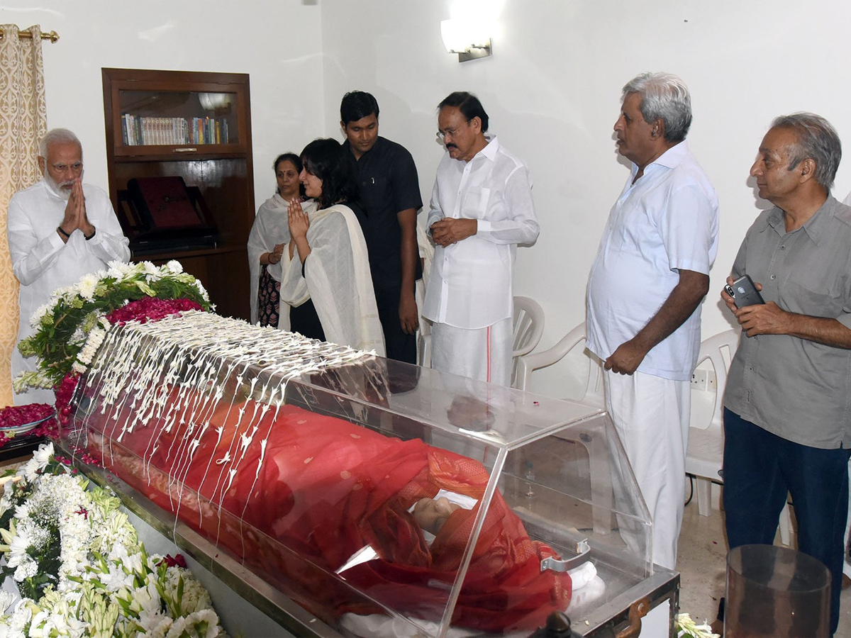 political Leaders Pay Tribute to Sushma Swaraj Photo Gallery - Sakshi1