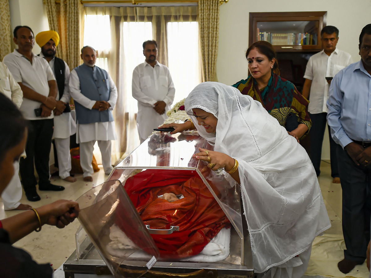 political Leaders Pay Tribute to Sushma Swaraj Photo Gallery - Sakshi7