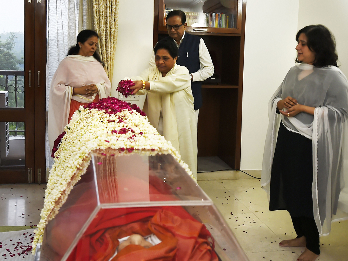 political Leaders Pay Tribute to Sushma Swaraj Photo Gallery - Sakshi10