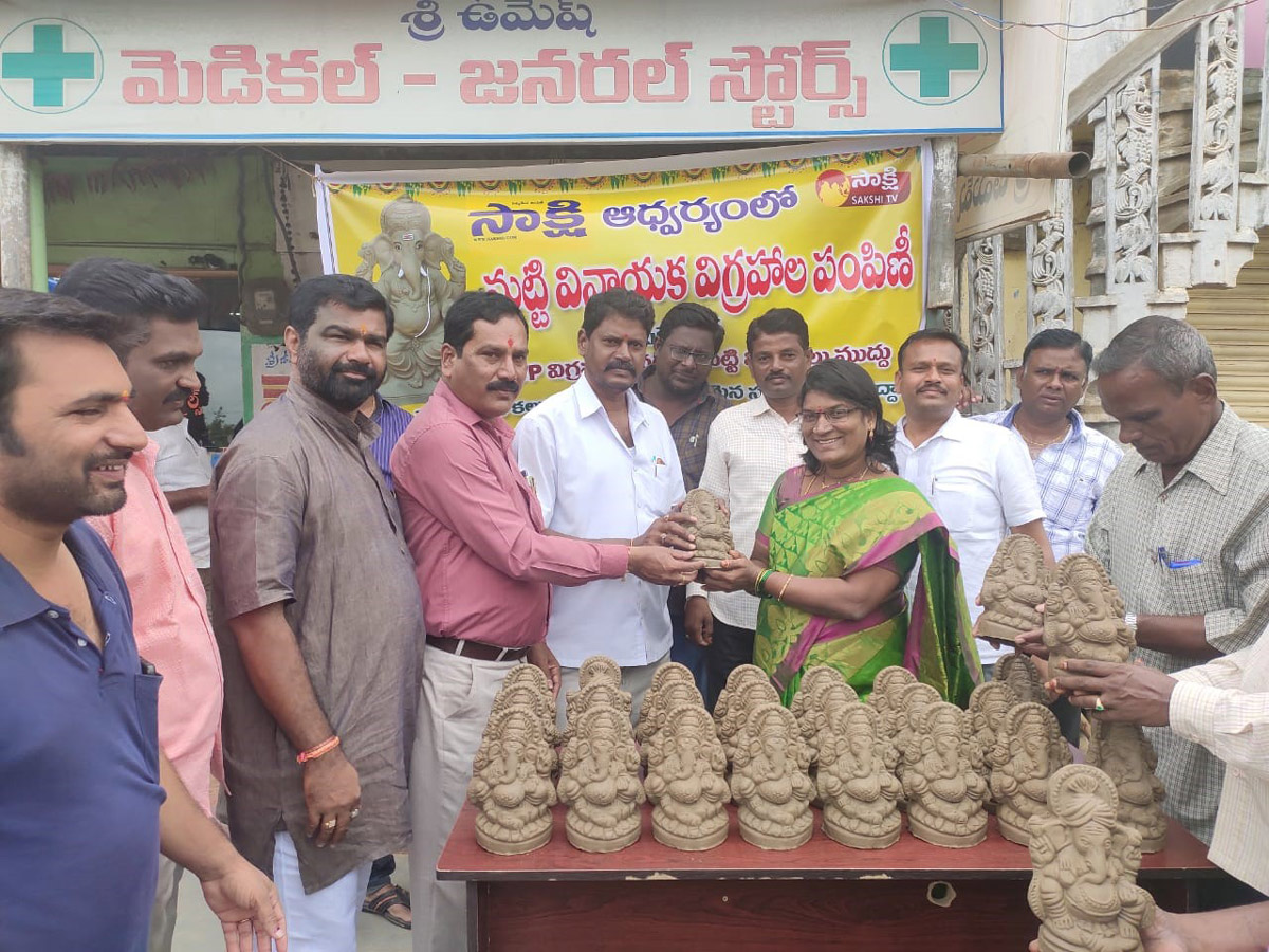 Ganesha Statues Distribution In Sakshi Photo Gallery - Sakshi1