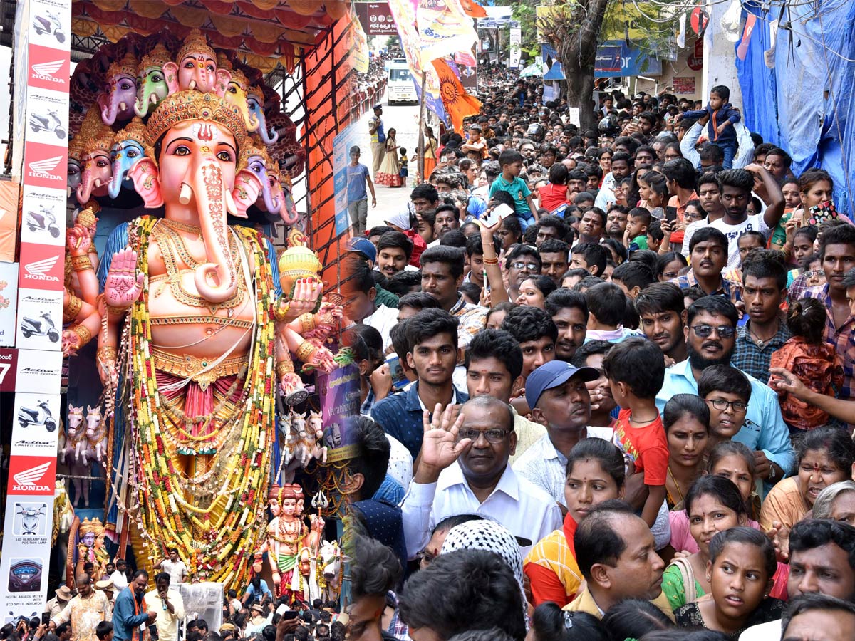 Huge Rush Of Devotees At Khairatabad Ganesh Photo Gallery - Sakshi1