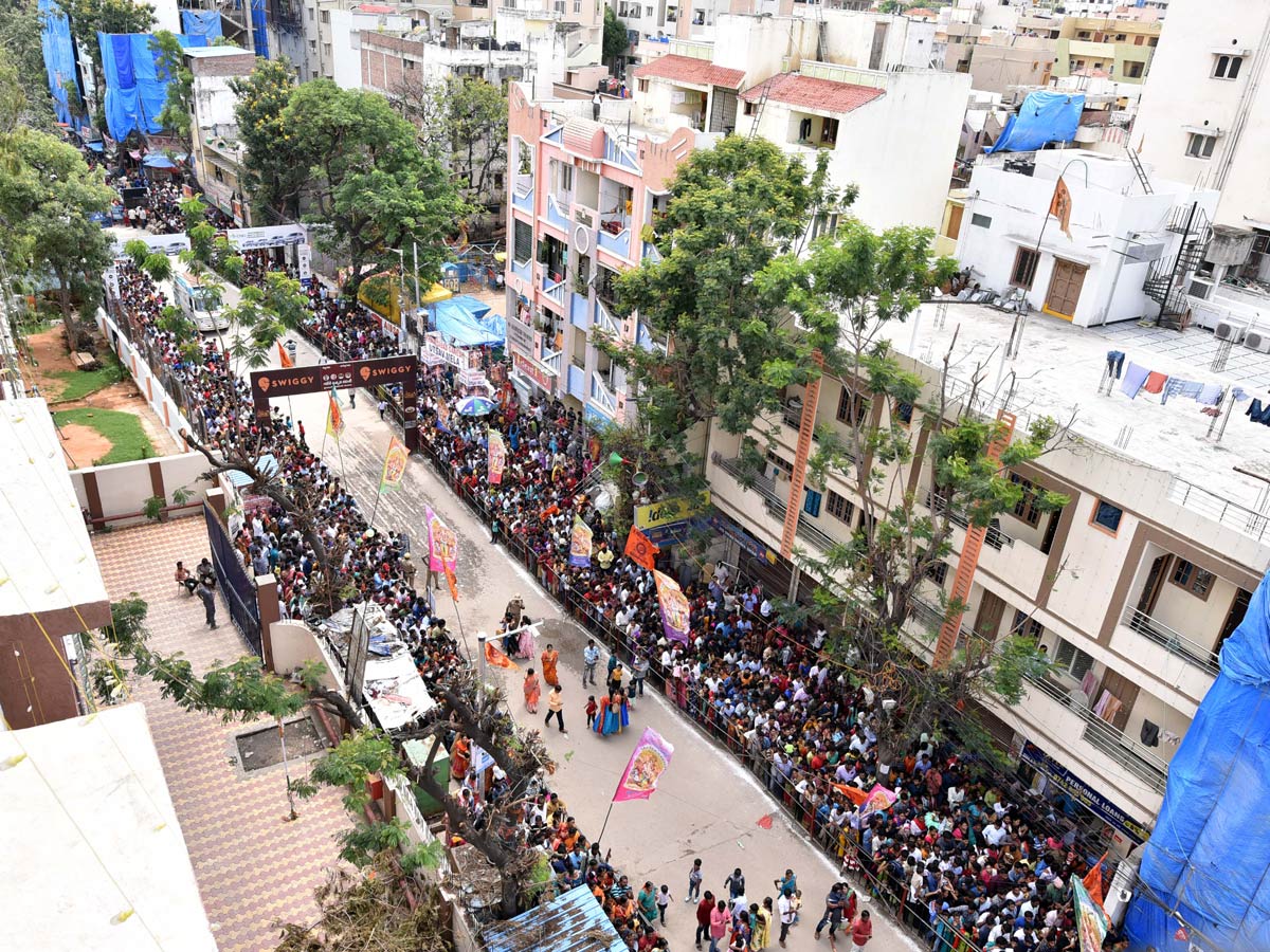 Huge Rush Of Devotees At Khairatabad Ganesh Photo Gallery - Sakshi10