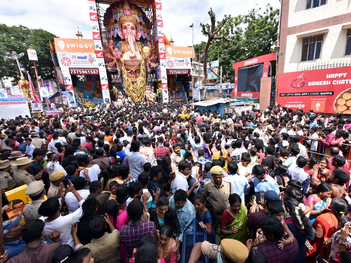 Huge Rush Of Devotees At Khairatabad Ganesh Photo Gallery - Sakshi11