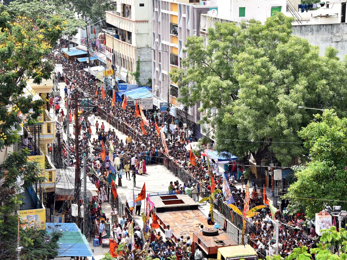 Huge Rush Of Devotees At Khairatabad Ganesh Photo Gallery - Sakshi12