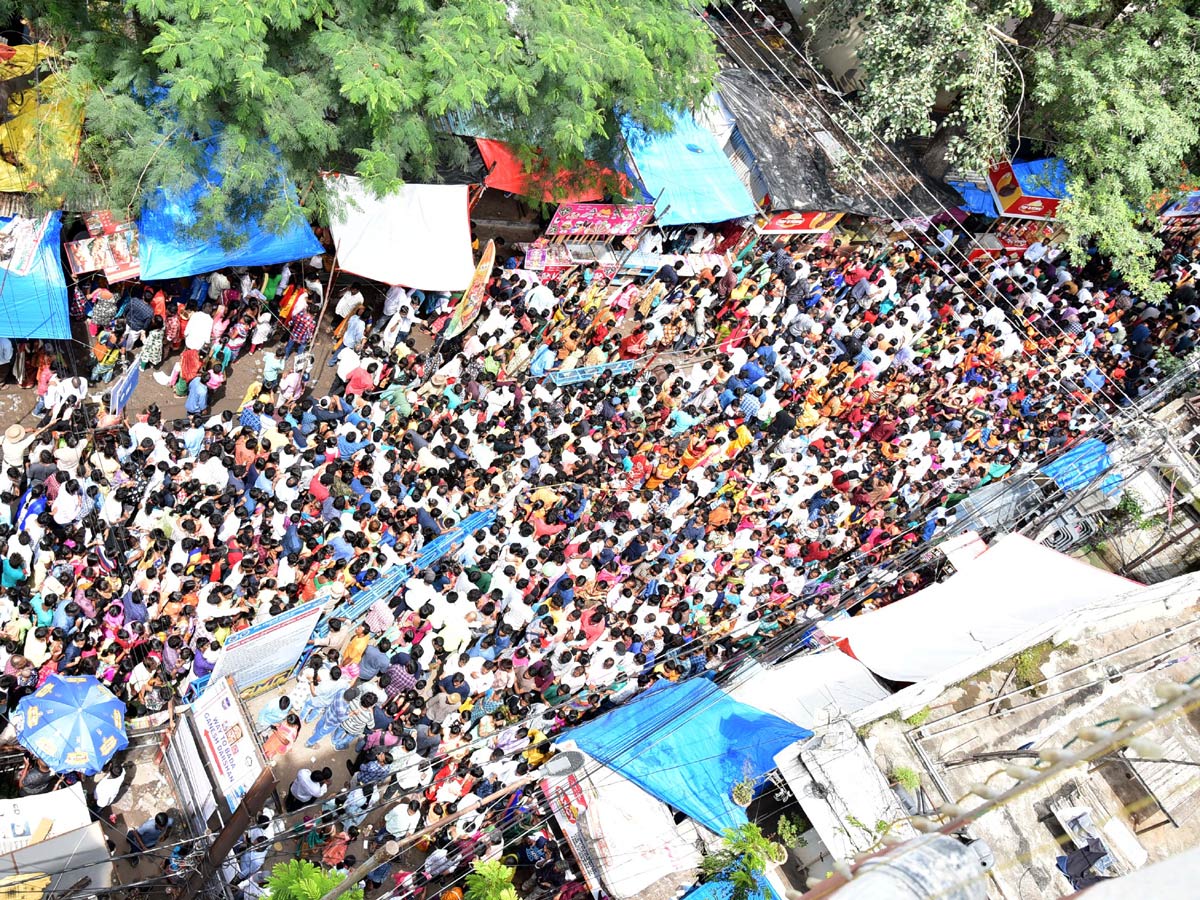 Huge Rush Of Devotees At Khairatabad Ganesh Photo Gallery - Sakshi13